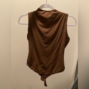 SKIMS FITS EVERYBODY SLEEVELESS MOCK NECK BODYSUIT COCOA